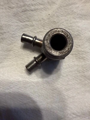 Montaje de vacío GM parte posterior de la admisión 3/8 NPT- 1/4 aspiradora, GM Chevelle Camero Nova Foto 1 de 3