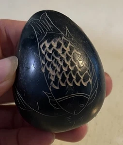 "De colección Tallado a Mano Arte Inuit Jabonera Negra Huevo Grabado Hojas de Pez 2.5""" - Imagen 1 de 9