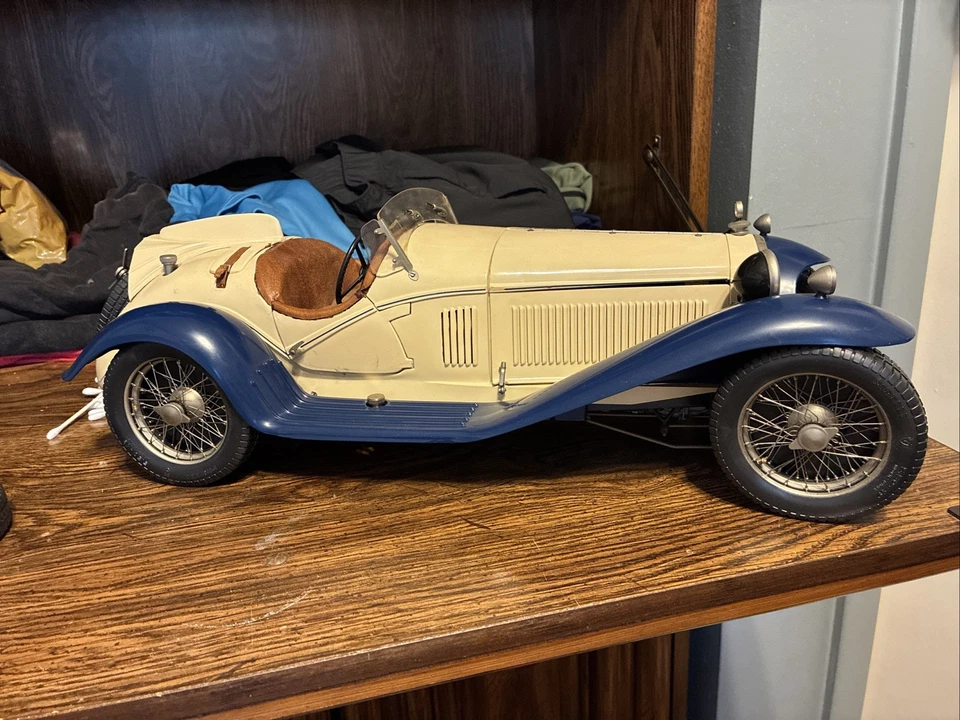 Modelo Pocher 1972 de un Alfa Romeo 8C 2300 Spider Touring 1932 modelo a escala 1:8 Foto 1 de 4