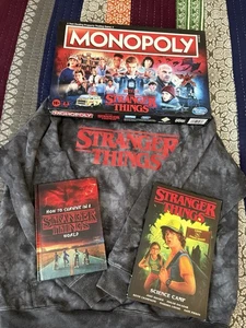 Stranger Things Monopoly Juego Sudadera con Capucha 2 Libros Lote Aleatorio - Imagen 1 de 10