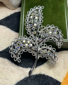 Lovely EMMONS Iridescent Rhinestone Silvertone LEAF BROOCH Pin - Picture 1 of 5