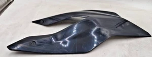 FLANKE VORNE RECHTS (LEG DESC) - APRILIA SX 125 4T BJ 2008 BIS 2020 - Bild 1 von 8