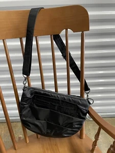 LUG SCUFFLE PLISSEE TASCHE EINFARBIG SCHWARZ KARIERT INNEN VERSTELLBARER RIEMEN EINZELHANDEL: $ 78 - Bild 1 von 5