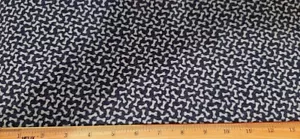 ANDOVER Stoff - FETTE KATZE - kleine hellblaue Knochen auf dunkelblau - 18" / HALBER YARD - Bild 1 von 1
