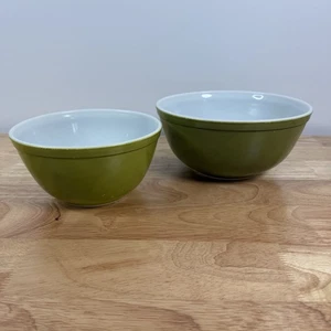 Pyrex Lot 2 Green Avocado Verde 403- 2.5 QT & 402 - 1.5 QT Mixing Bowls - Picture 1 of 7