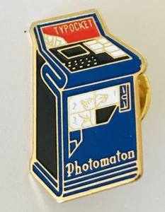Photomaton Typocket Photo Printing Machine Advertising Pin Badge Vintage (C20) - Picture 1 of 2