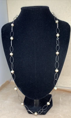 COLLANA ARGENTO ANNI 70 TIPO CHANEL MAGLIE A LOSANGA E PERLE BIANCHE VETRO CM 75 - Immagine 1 di 4