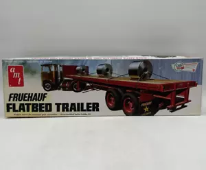 AMT Retro Deluxe Fruehauf Pritschenanhänger Maßstab 1/25 Kunststoff Modellbausatz - Bild 1 von 6