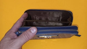 DKNY Monogram Zip Around Wallet Damen Zip Geldbörse Blue Trim Canvas sehr guter Zustand - Bild 1 von 2