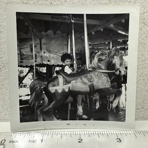 Foto instantánea de colección niño niño montando alegre caballo parque temático paseo - Imagen 1 de 3