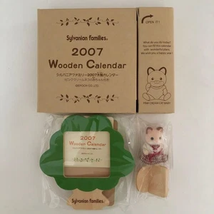Calico Critters Sylvanian Families Holzkalender + rosa creme Katzenbaby ungeöffnet - Bild 1 von 5