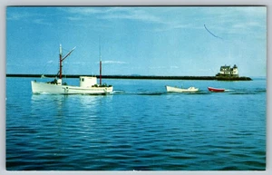 Entering ROCKLAND HARBOR MAINE lobster boat Breakwater Lighthouse Postcard A95 - Picture 1 of 2