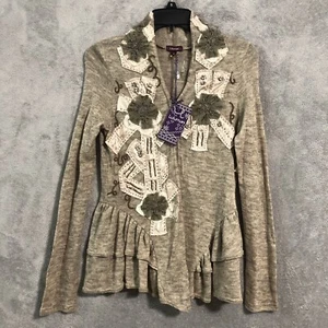 Lulumari Cardigan Maglia Boho Taupe Piccolo Grigio Floreale Impreziosito Ruffle Donna NUOVO - Foto 1 di 14
