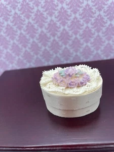 PUPPENHAUS MINIATUR ~ AUSGEFALLENE PARIS DAMEN HUTSCHACHTEL - Bild 1 von 3