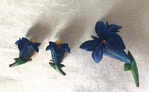 Vintage 1940's Brooch & Earrings Alpine Gentian Flowers Carved Wood - Picture 1 of 7