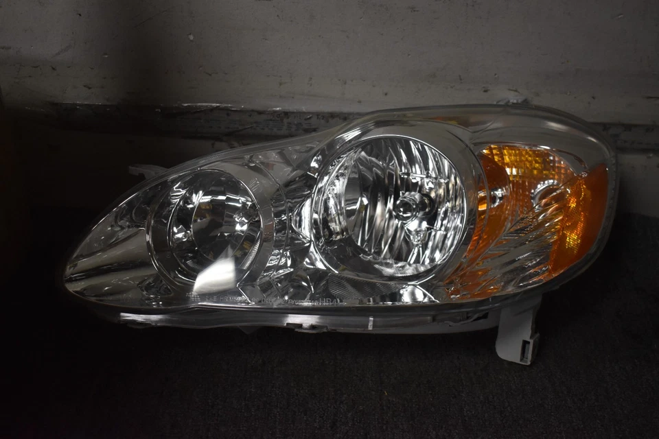Faro lateral izquierdo toyota corolla 2005-2008 recambio Foto 1 de 4