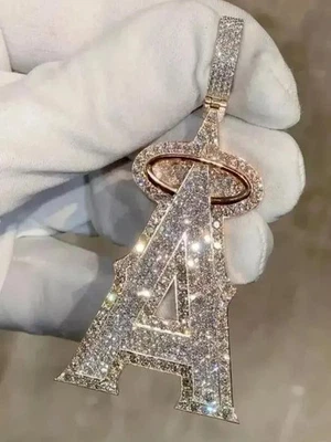 Colgante con letra inicial personalizada de moissanita real de corte redondo de 3 quilates enchapado en oro rosa de 14 quilates Foto 1 de 4