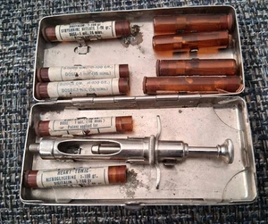 Antikes Chrom Spritzen Set komplett mit Nadel & Original Nitroglycerin Digitalin - Bild 1 von 9