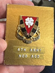 Spilla militare DUI Crest esercito 4° esercito sottufficiale scuola (F2025F) - Foto 1 di 2