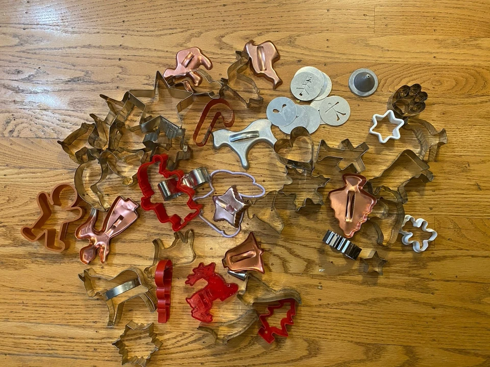 Gran lote de cortadores de galletas de Navidad, en su mayoría de metal Foto 1 de 1