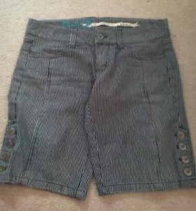 BB Dakota womens Long Shorts Size 7, Blue Pin Stripe/white, NWOT Classy look. - Picture 1 of 5