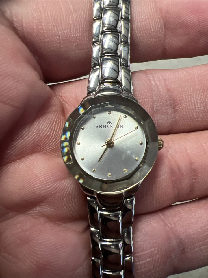 Reloj Anne Klein 10/7425 V121E Silvertone y correa metálica. Foto 1 de 4