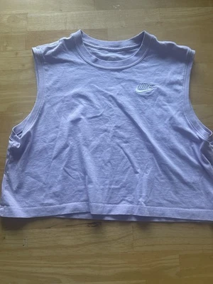 Camiseta Nike lila púrpura corte deportivo pequeño para mujer Foto 1 de 3