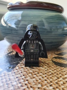 LEGO Star Wars Darth Vader mit Lichtschwert SW1228 Minifigur aus Set 75334 - Bild 1 von 5