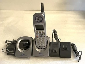 Telefon bezprzewodowy Panasonic: 1 zestaw słuchawkowy, 2 bazy i 3 różne adaptery zasilacza - Zdjęcie 1 z 11