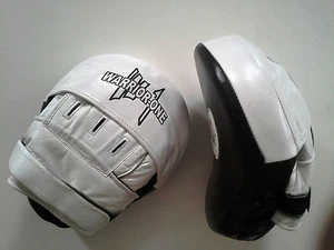 New! Curved Focus Mitts - Leather - White Black - Boxing Thai Kickboxing MMA UFC - Picture 1 of 3