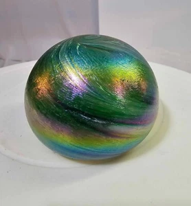 Signierter Kunstglas Briefbeschwerer mit Wirbel grün & irredeszent - A5 - Bild 1 von 9