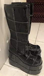 Demonia Stack 301 Glänzende Vinyl High Pleaser Stiefel Unisex Damen Gr. 13 Goth Grunge - Bild 1 von 12