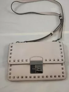 Michael Kors Sloan Tracolla a tracolla in pelle borchie con patta - cemento - Foto 1 di 8