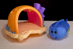 Disney Tsum Tsum Series 10 TROVA DORY MEDIUM & ACCESSORI Stack Pack Figure - Foto 1 di 8