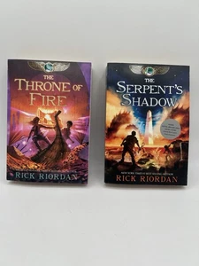 Die Kane Chroniken Buch 2 & 3 Der Thron des Feuers Der Schatten der Schlange Taschenbuch - Bild 1 von 9