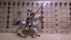 Papo Mittelalter Germanischer Ritter & weißes Pferd in Silberrüstung 2002 - Bild 1 von 4
