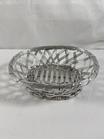 Vintage Metal Woven Modern Design Fruit Bread Basket 8 3/8” L* 7” w* 3” Tall Cover