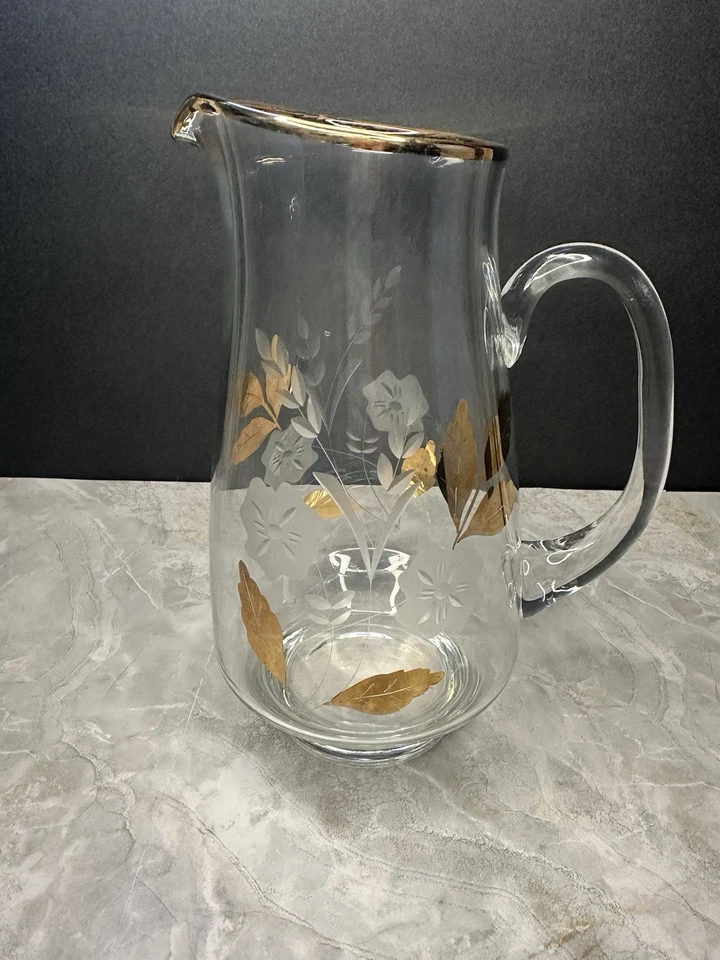 Jarra de vidrio Toscana grabada con patrón floral con hojas doradas de 9,5" de alto, Rumania Foto 1 de 4