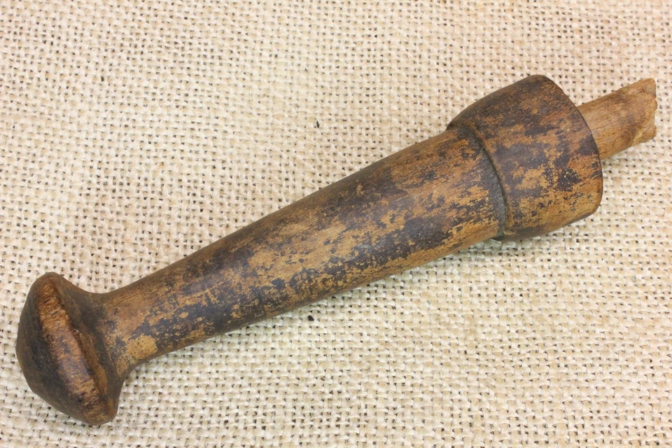 Antiguo gancho para coctelera de madera de pino de 1800 acabado primitivo de nogal oscuro Foto 1 de 4
