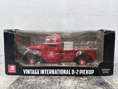 Camioneta pickup First Gear Speedway International D-2 2015 vintage escala 1:25 Foto 1 de 4