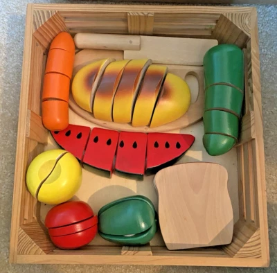 Melissa & Doug Frutas, Pan, Salchichas y Verduras de Madera con "Cuchillo" y Bandeja Foto 1 de 2