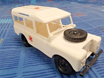 JEEP LAND ROVER VERVE 109 LWB SCALA 1/18 PLASTICA ANNI '70 CROCE ROSSA  ITALY - Immagine 1 di 4