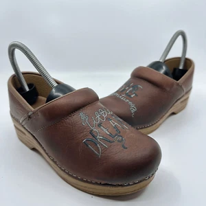 Dansko Little Dreams Big Adventures Damen Gr. EUR 36 US 6 braune Lederclogs - Bild 1 von 10