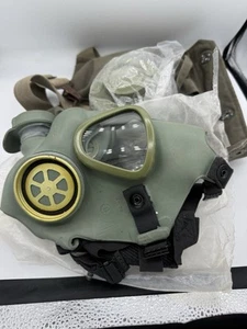 MILITÄR M1 GASMASKE NBC MIT FILTER UND TRAGETASCHE. - Bild 1 von 8