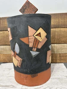 Tarro de cerámica de estudio tallado abstracto geométrico de terracota con tapa firmado Schuller - Imagen 1 de 12