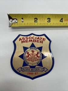 Insignia adhesiva Penna 13 1986-87 miembro asociado de la Asociación Internacional de Policía - Imagen 1 de 6