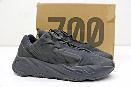 Adidas Yeezy Boost 700 MNVN Triple Black FV4440 taglia 11 US 45 1 3 EU