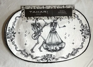 TAHARI HOME TOVAGLIETTE (4)DAY OF THE DEAD SKELTONS 13 X 19 100% POLIESTERE NUOVE CON SCATOLA - Foto 1 di 2