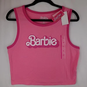 NUEVO CON ETIQUETAS Barbie La Película Camisa Corta XXL Rosa Logo Sin Mangas Gráfico Linda Chica - Imagen 1 de 7