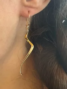 Pendientes colgantes de cinta Swoosh en zig zag de oro de 14k - 2" - Imagen 1 de 9